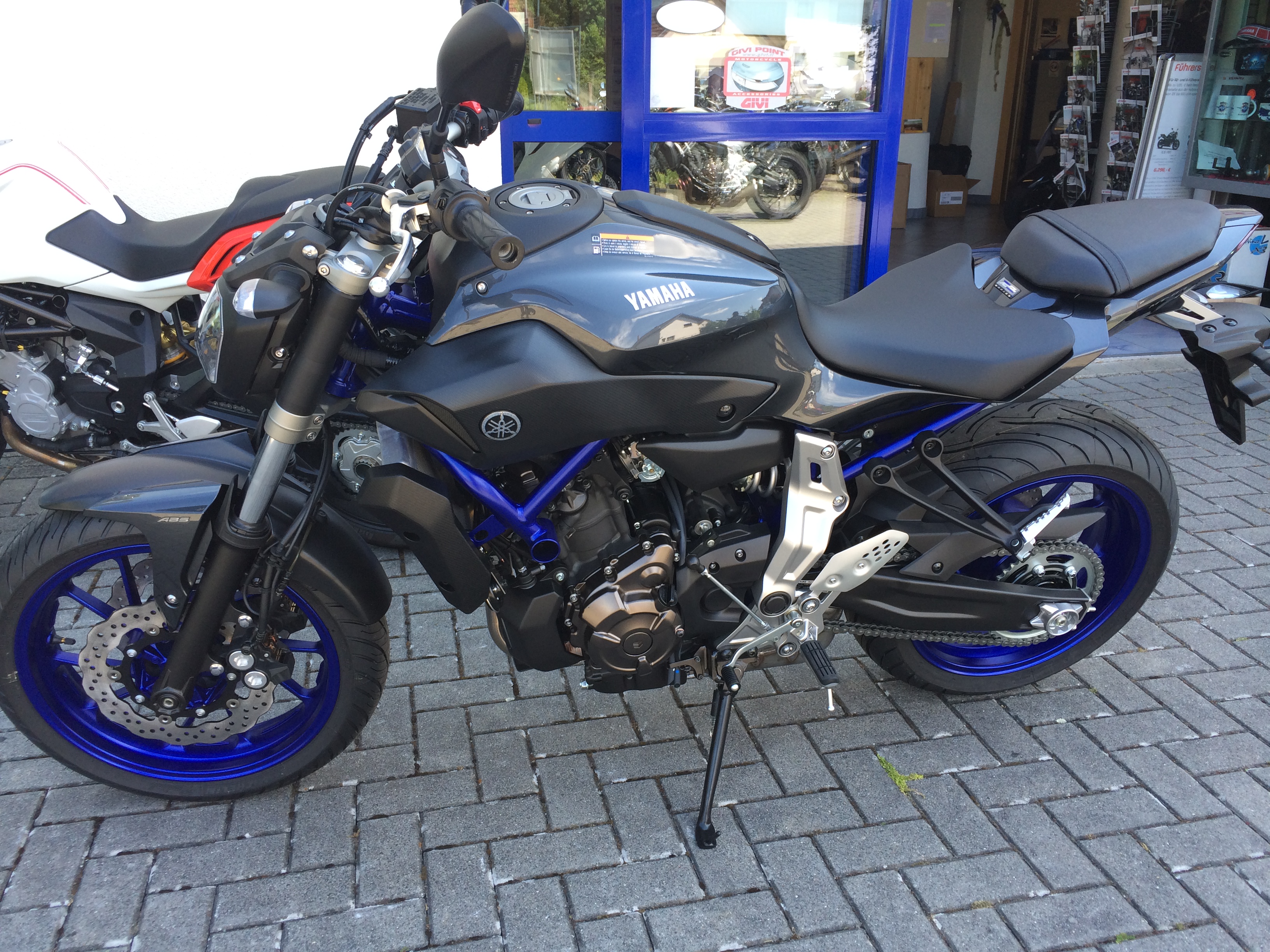 Unsere Gedrosselte:
Yamaha MT 07 ABS